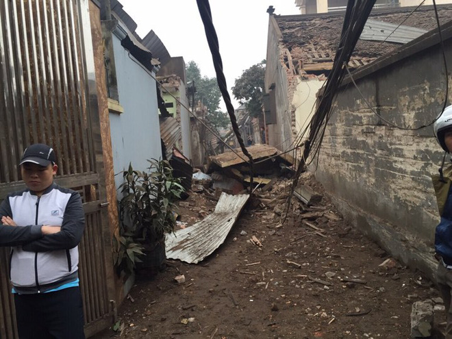 Hiện trường vụ nổ làm 2 người chết, 7 người bị thương, nhiều nhà dân bị tốc mái